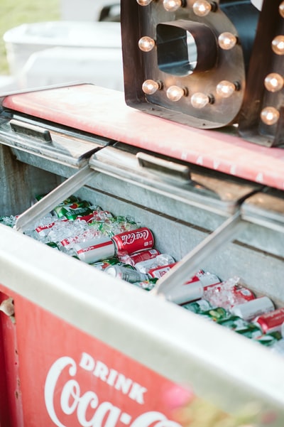 白色和红色的可口可乐冷冻箱
